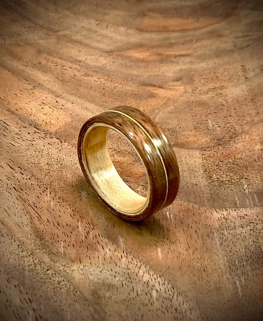 Aus Nussbaum Und Ahorn Handgefertigter Bugholzring Mit Eingelegter Gitarrensaite Aus Nussbaum Und Ahorn Handgefertigter Bugholzring Mit Eingelegter Gitarrensaite von Woodniks