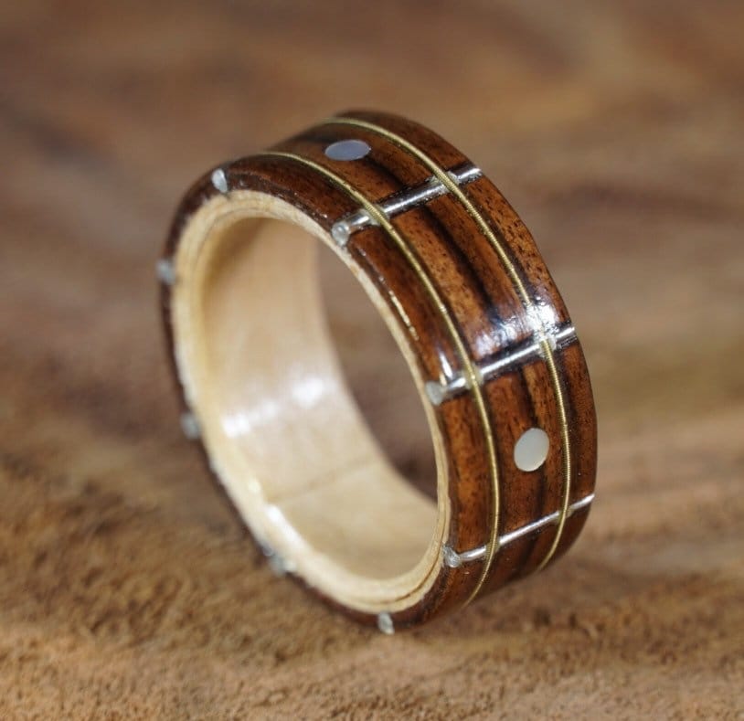 Bentwood Palisander Und Ahorn Griffbrett Ring Mit Perlmutt Bundmarken Zwei Gitarrensaiten Inlays Bentwood Palisander Und Ahorn Griffbrett Ring Mit Perlmutt Bundmarken Zwei Gitarrensaiten Inlays von Woodniks