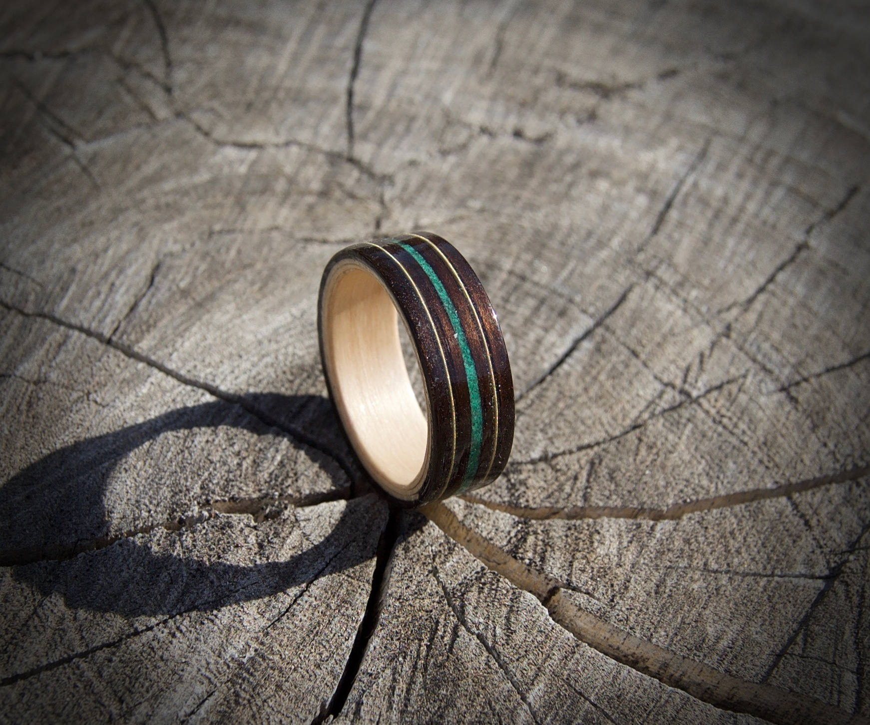 Handgefertigter Bugholzring Aus Ebenholz Und Ahorn Mit Zwei Gitarrensaiten Malachit Inlays Handgefertigter Bugholzring Aus Ebenholz Und Ahorn Mit Zwei Gitarrensaiten Malachit Inlays von Woodniks