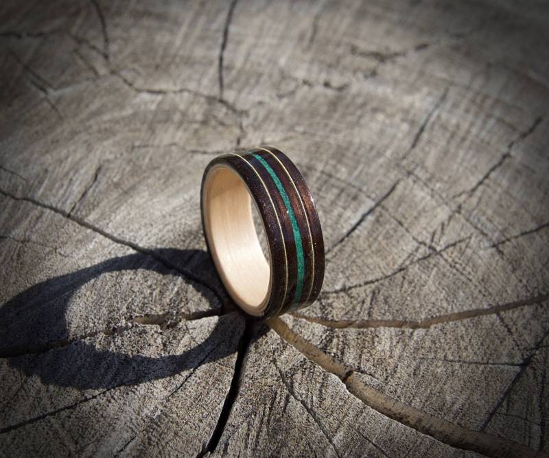 Handgefertigter Bugholzring Aus Ebenholz Und Ahorn Mit Zwei Gitarrensaiten Malachit Inlays Handgefertigter Bugholzring Aus Ebenholz Und Ahorn Mit Zwei Gitarrensaiten Malachit Inlays von Woodniks