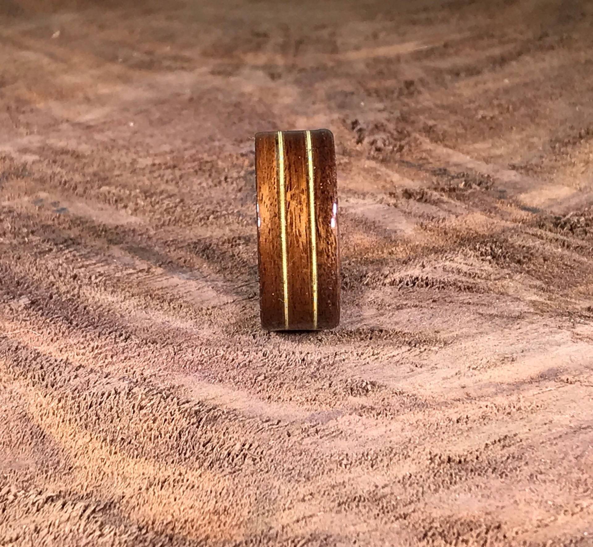Handgefertigter Ring Aus Palisander Und Ahorn Bentwood Mit Doppeltem Gitarrensaiten Inlay Handgefertigter Ring Aus Palisander Und Ahorn Bentwood Mit Doppeltem Gitarrensaiten Inlay von Woodniks
