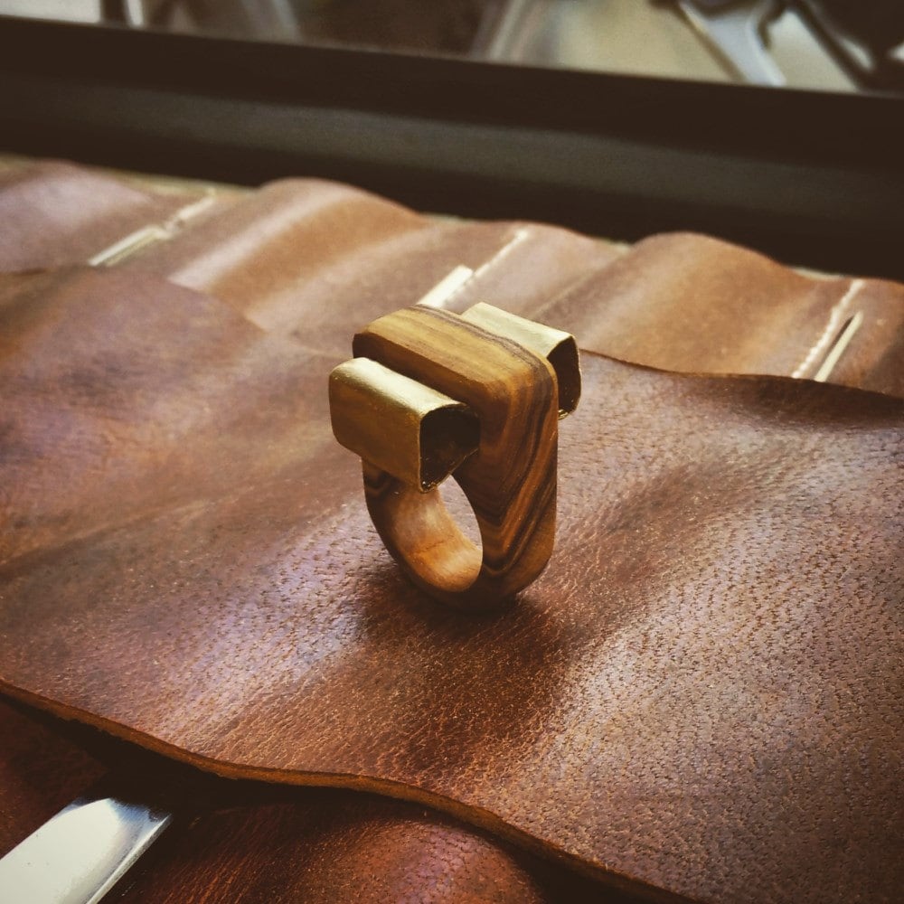 Bronze-Bogen. Ein Olivewood-Ring von WoodplayGR