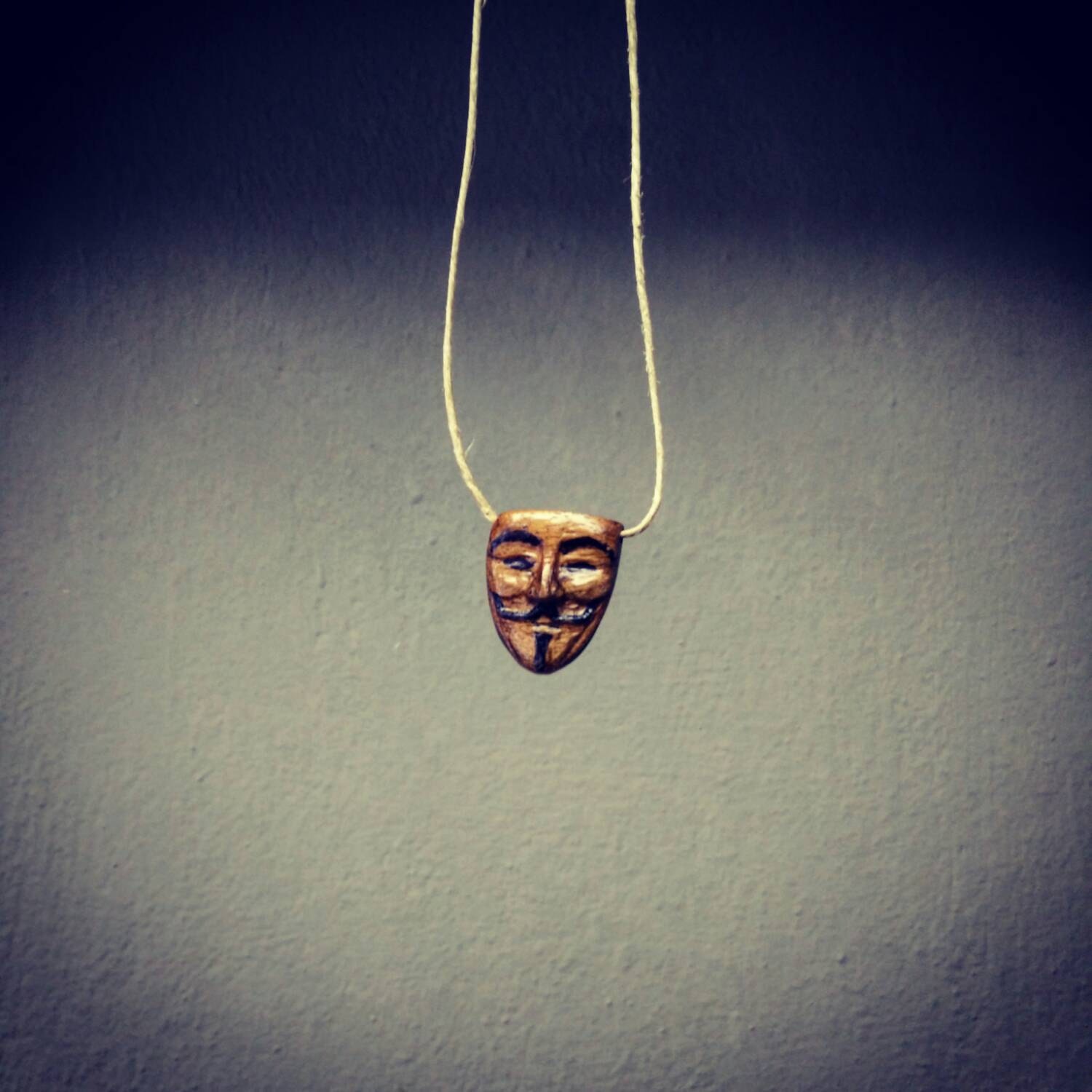 V. A Guy Fawkes Anhänger von WoodplayGR