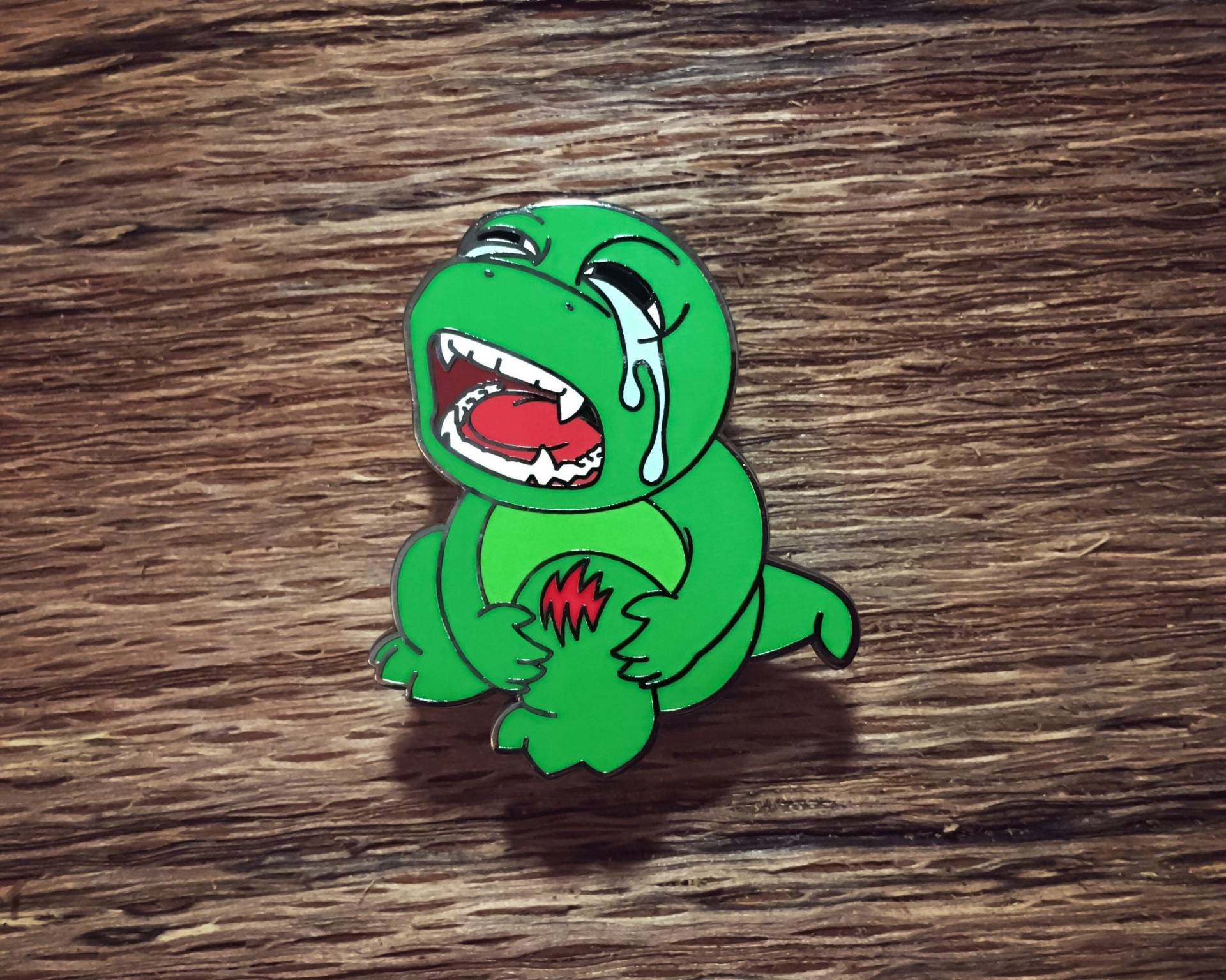 Emaille Pin - Little Dinosaur Big Feelings™ "Autsch" 4 cm von WoodrowCo