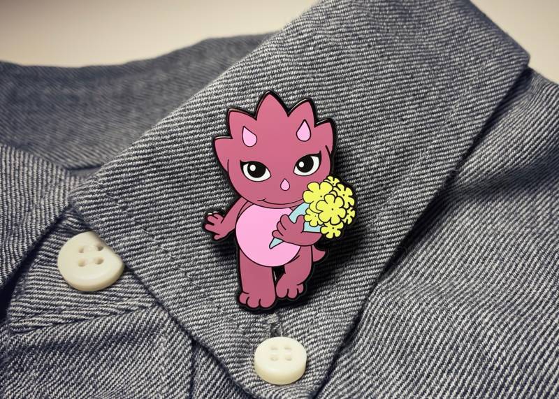 Emaille Pin - Little Dinosaur Big Feelings™ "Bloom" 3, 8 cm von WoodrowCo