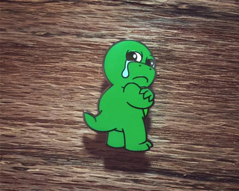 Emaille Pin - Little Dinosaur Big Feelings™ "Hmph" 4 cm von WoodrowCo