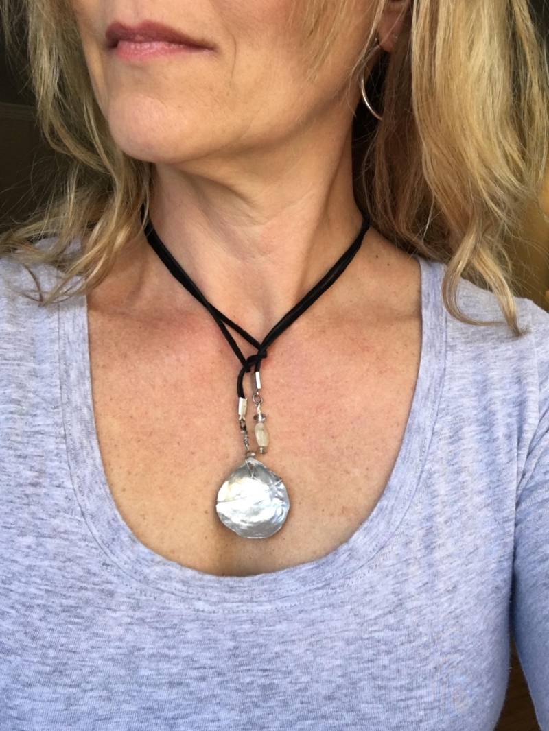 Shell Und Stein Auf Schwarzem Leder von WoodsAndTides