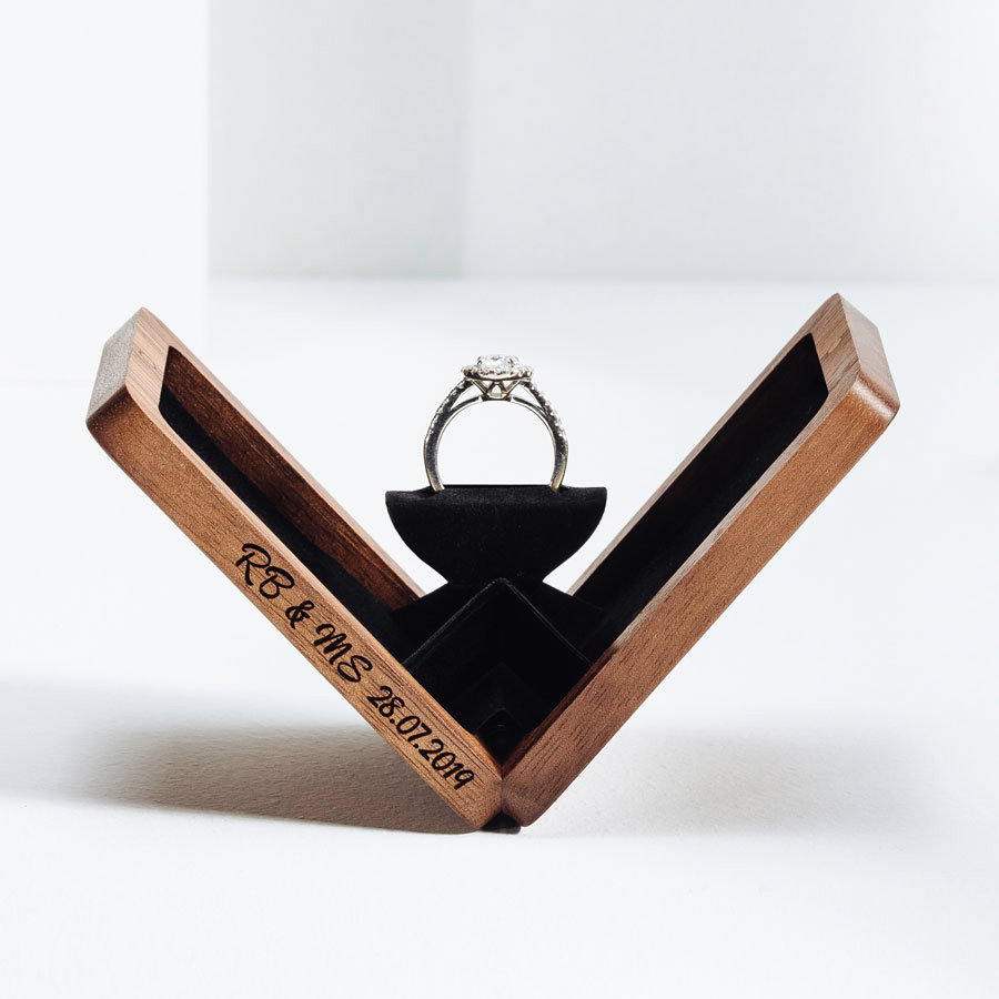 Dünne Drehbare Ringbox Aus Walnussholz Handgefertigte Dünne Drehbare Ringbox Aus Walnussholz Handgefertigte von WoodsburyRingCases