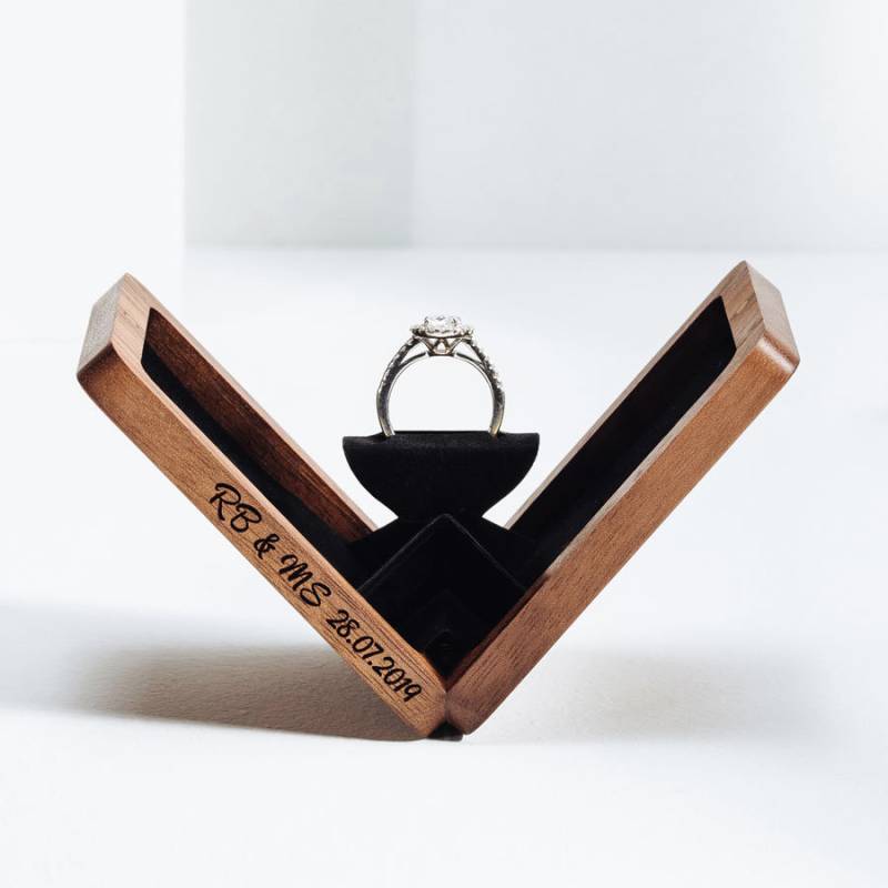 Dünne Drehbare Ringbox Aus Walnussholz Handgefertigte Dünne Drehbare Ringbox Aus Walnussholz Handgefertigte von WoodsburyRingCases