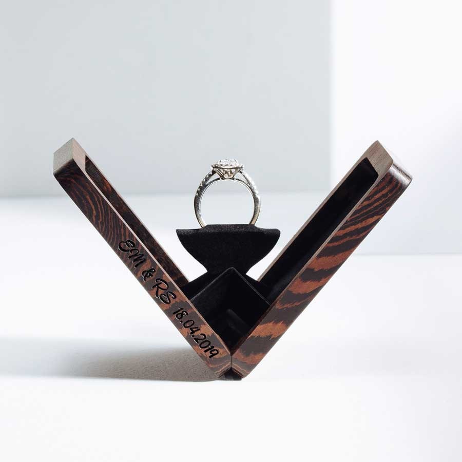 Handgefertigte Rotierende Ringbox Aus Wengeholz Dünne Verlobungsbox Für Vorschläge Handgefertigte Rotierende Ringbox Aus Wengeholz Dünne Verlobungsbox Für Vorschläge von WoodsburyRingCases