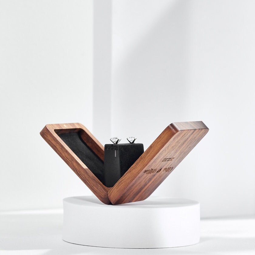 Woodsbury Walnuss Ohrstecker Box Handgemachte Ringbox Aus Holz Woodsbury Walnuss Ohrstecker Box Handgemachte Ringbox Aus Holz von WoodsburyRingCases