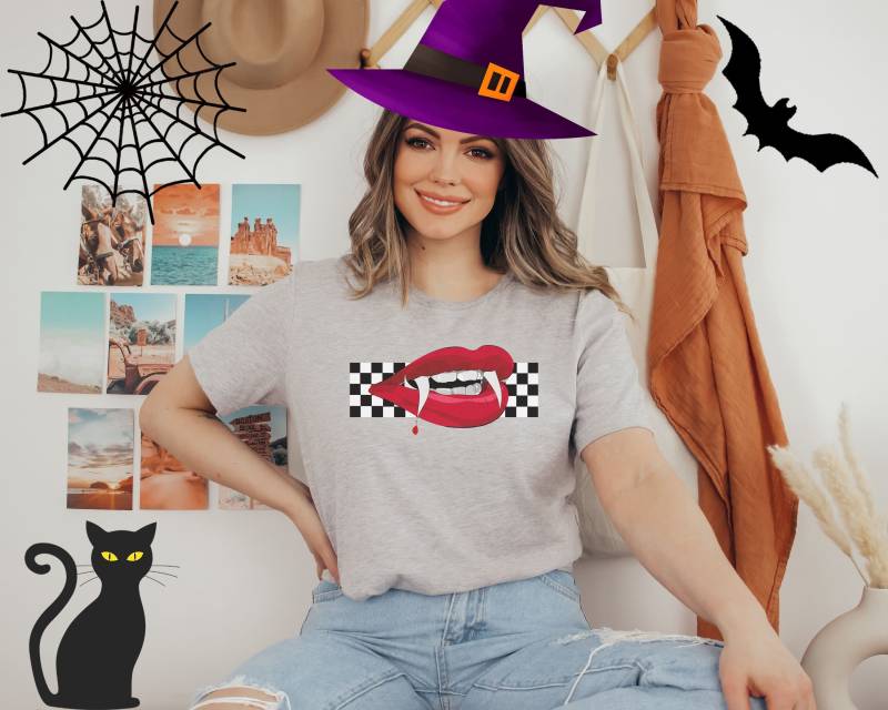 Halloween Rote Vampir Lippen Schachbrett Unisex Shirt von WoodstocksKreationen