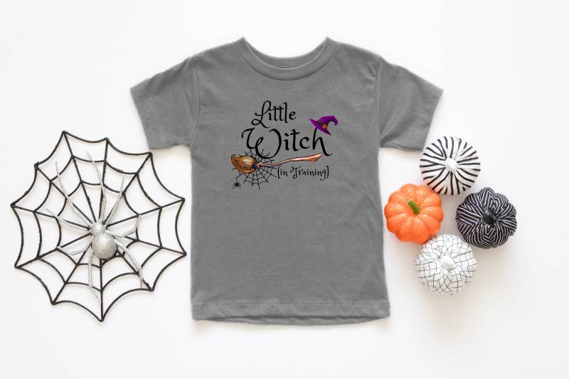 Little Witch | In Training Halloween Kinder Shirt von WoodstocksKreationen