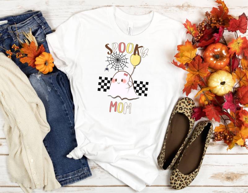 Niedliches Halloween Mom Shirt , Geist, Retro, Schachbrett von WoodstocksKreationen