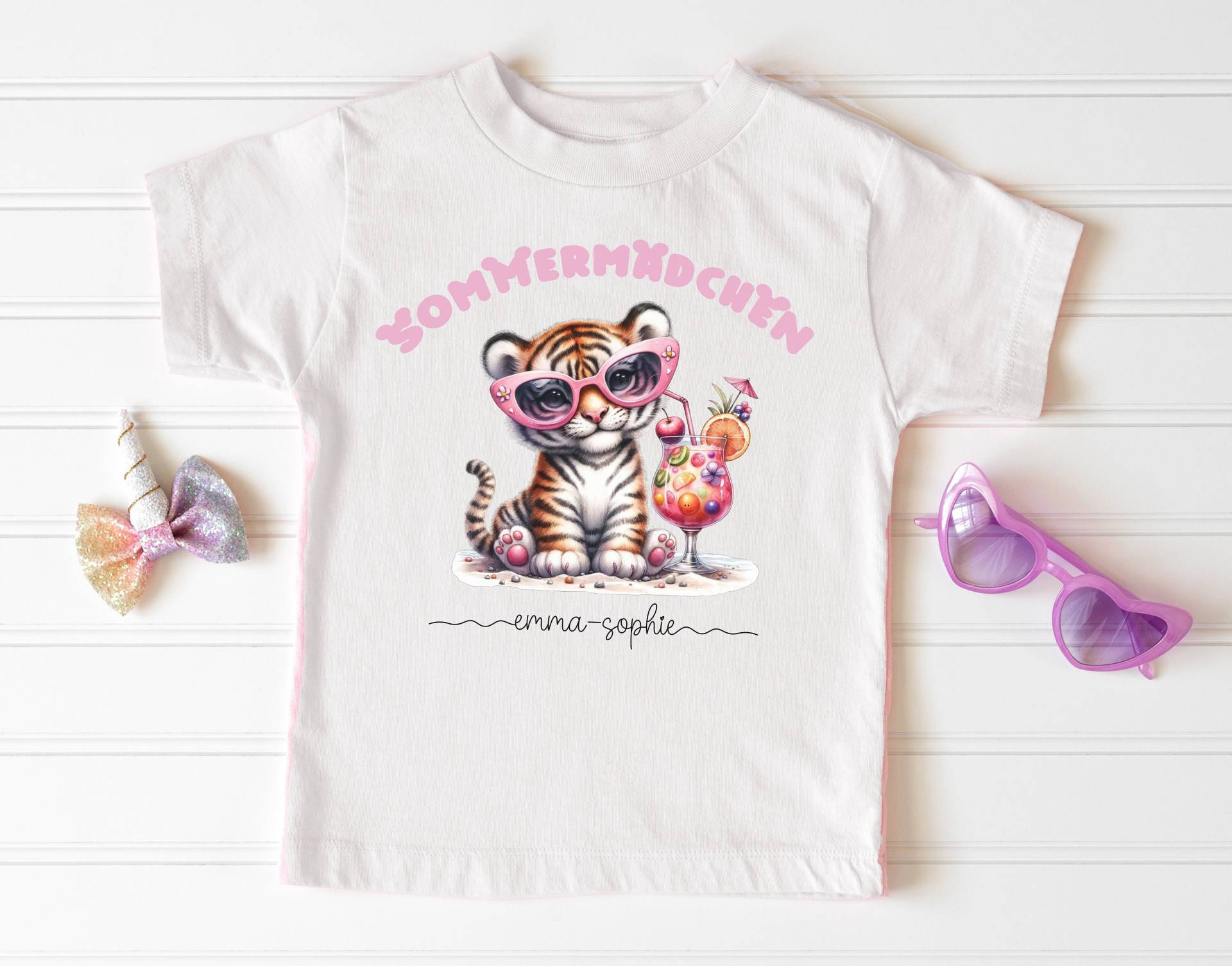 Sommermädchen, Lustige Tiere Mit Sonnenbrille Cocktails Kindershirt, Geschenk Für Den Sommer Urlaub, Namen Personalisierbar von WoodstocksKreationen