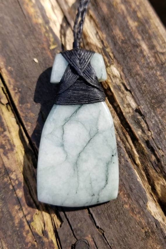 Handgeschnitzte Guatemala Jadeit Toki Anhänger An Geflochtener Verstellbarer Kordel Handgeschnitzte Guatemala Jadeit Toki Anhänger An Geflochtener Verstellbarer Kordel von Woodstonecarvings