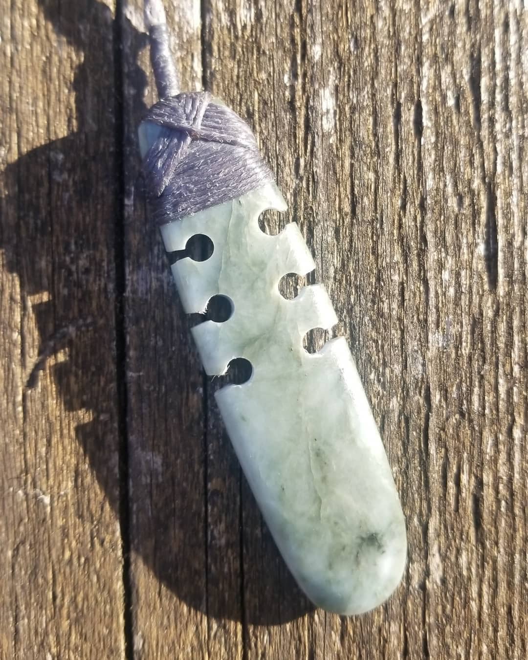 Washington Weiße Jade Stil Toki Anhänger Gewickelt Halskette Washington Weiße Jade Stil Toki Anhänger Gewickelt Halskette von Woodstonecarvings