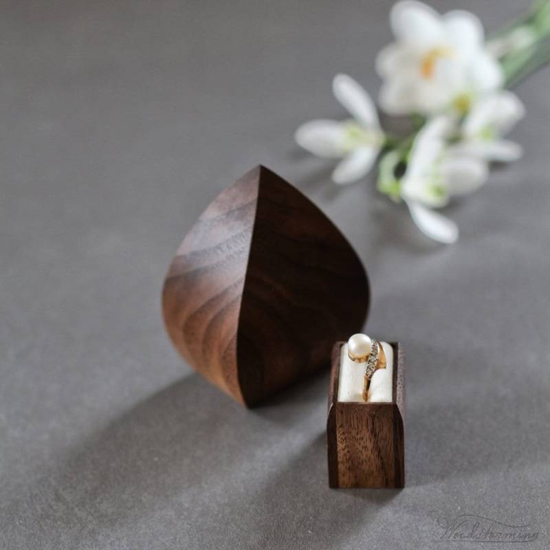 Blütenknospe Ringschatulle Aus Walnussholz - Einzigartige von Woodstorming