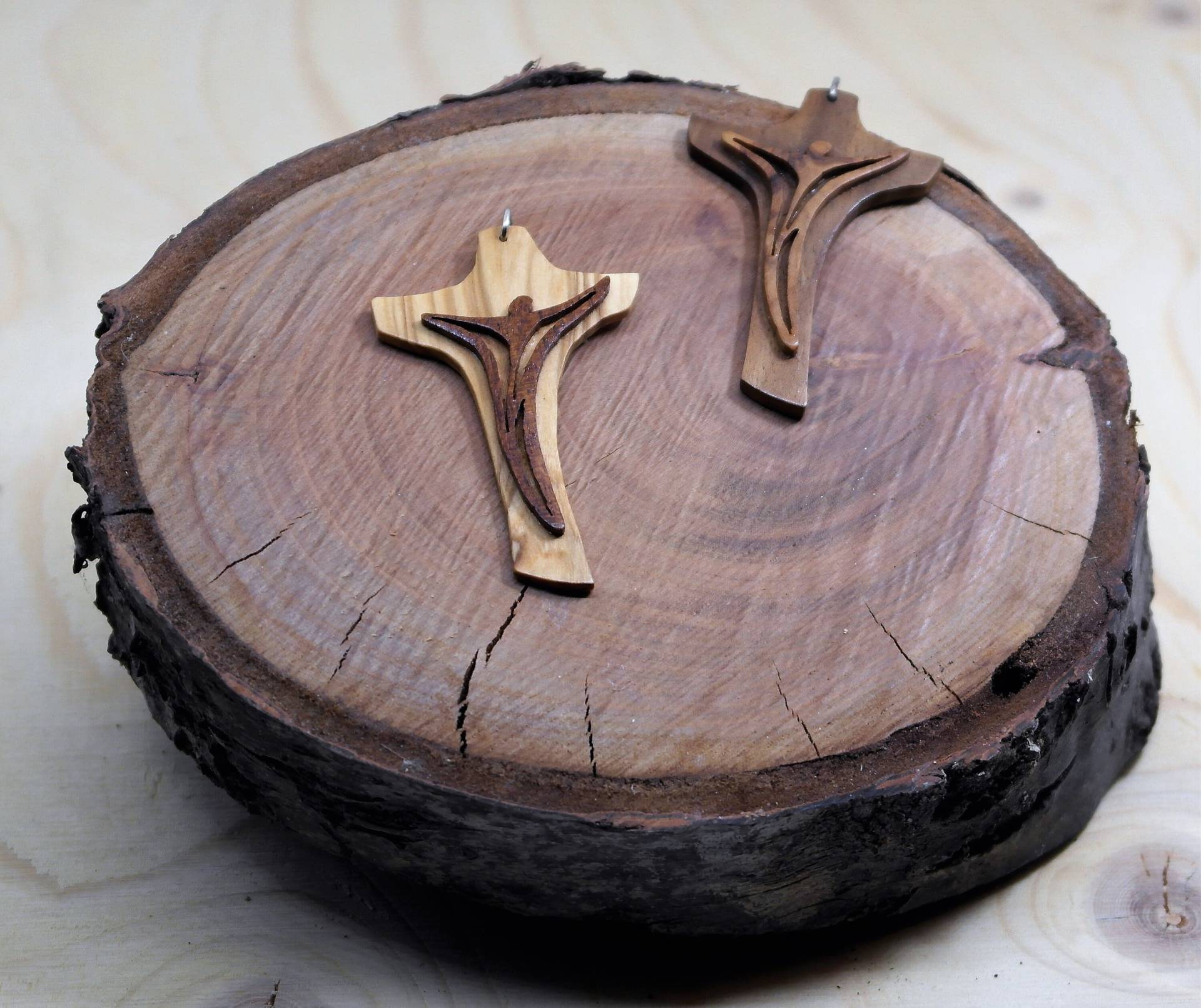 Kruzifix-Anhänger Aus Holz Kruzifix-Anhänger Aus Holz von WoodyArtOfficial