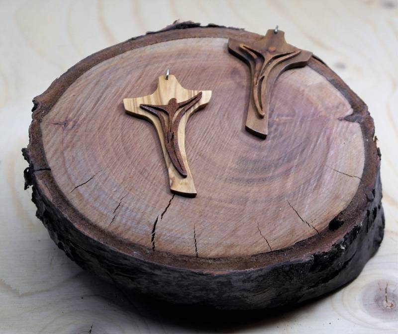 Kruzifix-Anhänger Aus Holz Kruzifix-Anhänger Aus Holz von WoodyArtOfficial