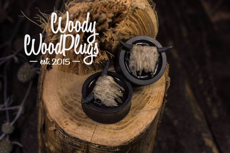 Taurus Schädel Ohrplugs - Handgemachte Double-Flared Dehner Mit Stierschädel-Motiv Okkulter Körperschmuck Geschenkidee 16 To 50mm Taurus Schädel Ohrplugs - Handgemachte Double-Flared Dehner Mit Stierschädel-Motiv Okkulter Körperschmuck Geschenkidee 16 To 50mm von WoodyWoodPlugs