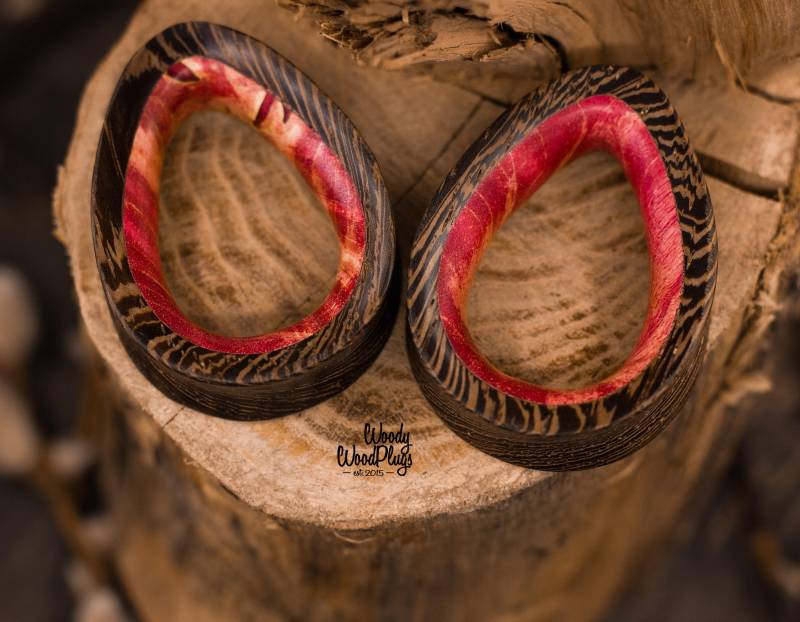 Tropfenförmiger Plug Mit Rot/Lila Ahorn-Intarsien - Ohrtunnel Aus Blauem Holz Tropfenförmige Bunte Stärken 20-50 Mm 13/16'' Bis 2 Zoll Tropfenförmiger Plug Mit Rot/Lila Ahorn-Intarsien - Ohrtunnel Aus Blauem Holz Tropfenförmige Bunte Stärken 20-50 Mm 13/16'' Bis 2 Zoll von WoodyWoodPlugs