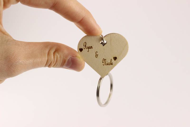 Birkensperrholz Herz Keychain Personalisiertes Keychain Hochzeits-Gastgeschenk von EngraveCrafted