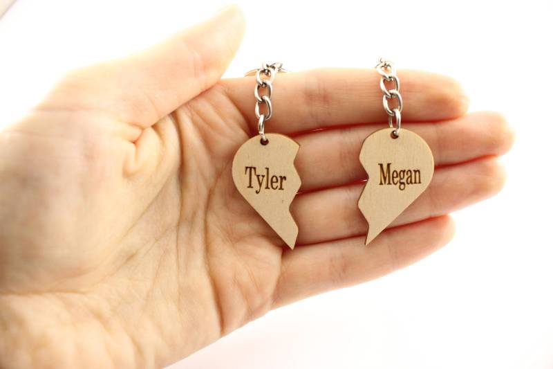 Personalisierte Herz Schlüsselanhänger Set Birkensperrholz Paar von EngraveCrafted