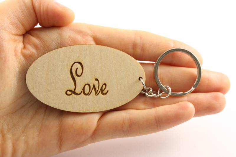 Personalisierte Oval Keychain Birkensperrholz Hochzeits-Gast von EngraveCrafted