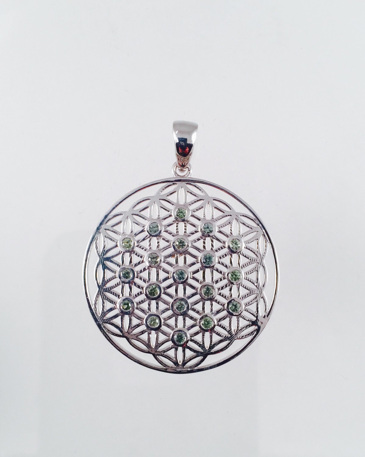 Heilige Geometrie, Sterling Silber Blume Des Lebens Anhänger Mit Lünette Grünen Saphiren Heilige Geometrie, Sterling Silber Blume Des Lebens Anhänger Mit Lünette Grünen Saphiren von WookNook13