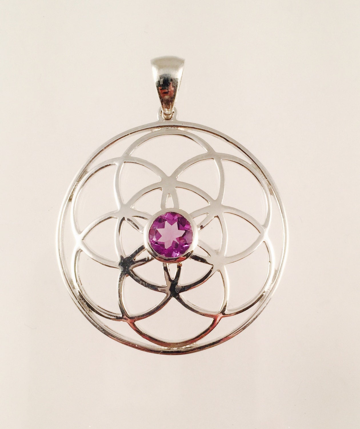 Heilige Geometrie, Sterling Silber Samen Des Lebens Anhänger Mit Amethyst-Zentrum Stein - Mittlerer Größe Heilige Geometrie, Sterling Silber Samen Des Lebens Anhänger Mit Amethyst-Zentrum Stein - Mittlerer Größe von WookNook13