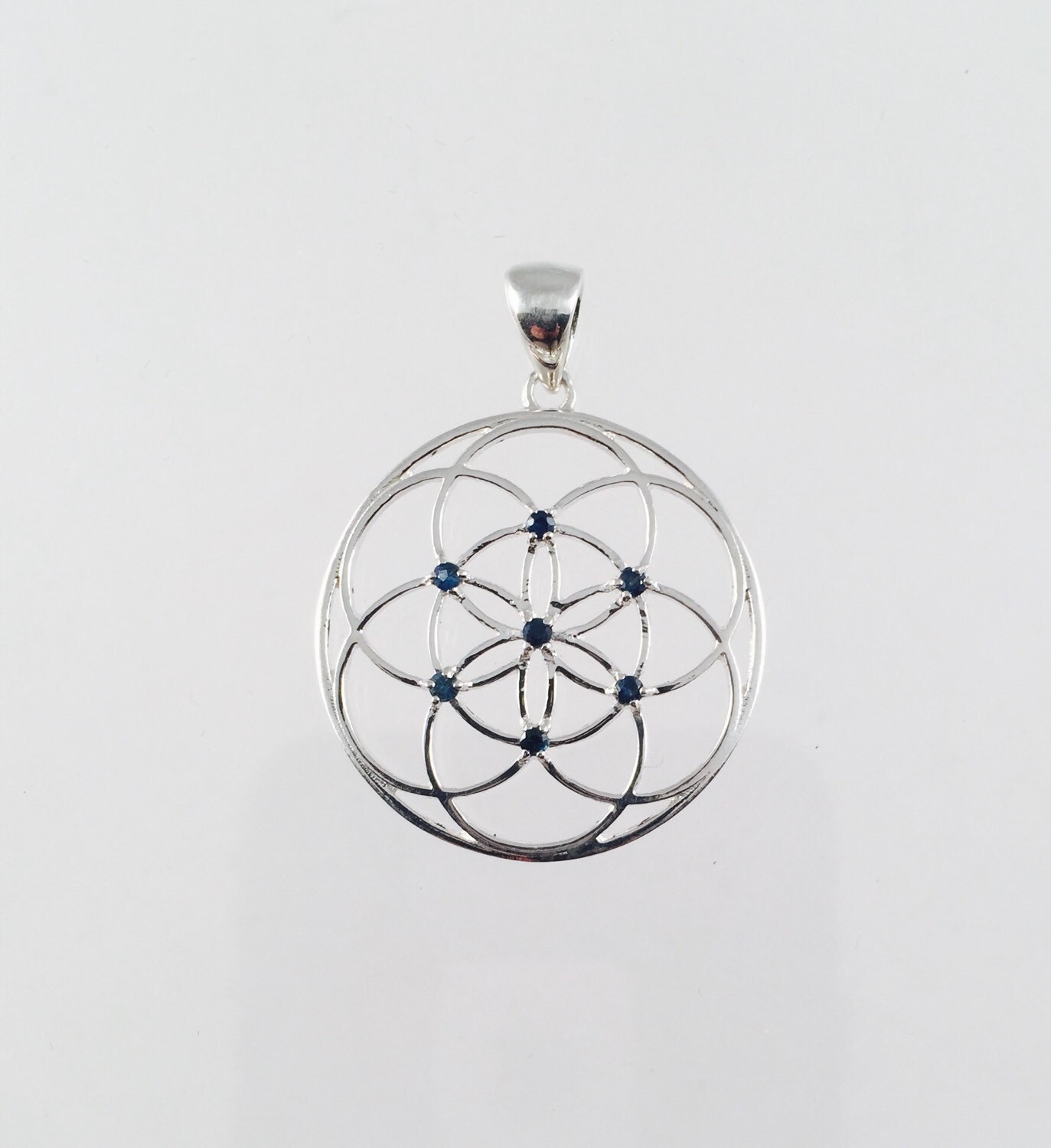 Heilige Geometrie, Sterling Silber Samen Des Lebens Anhänger Mit Blauen Saphiren Heilige Geometrie, Sterling Silber Samen Des Lebens Anhänger Mit Blauen Saphiren von WookNook13