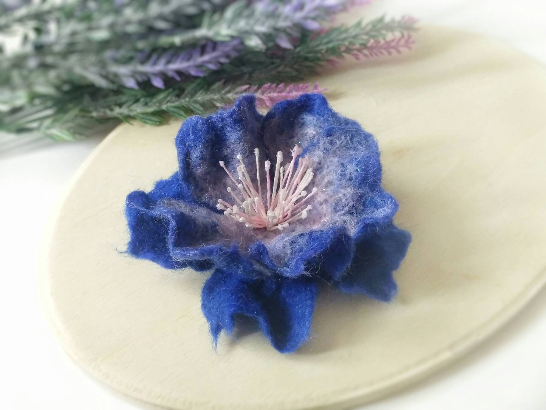 Gefilzte Brosche Filzblumen Wollstoff Blume Anstecker Blau Schal Schmuck Geschenk Frau von WoolDreamland