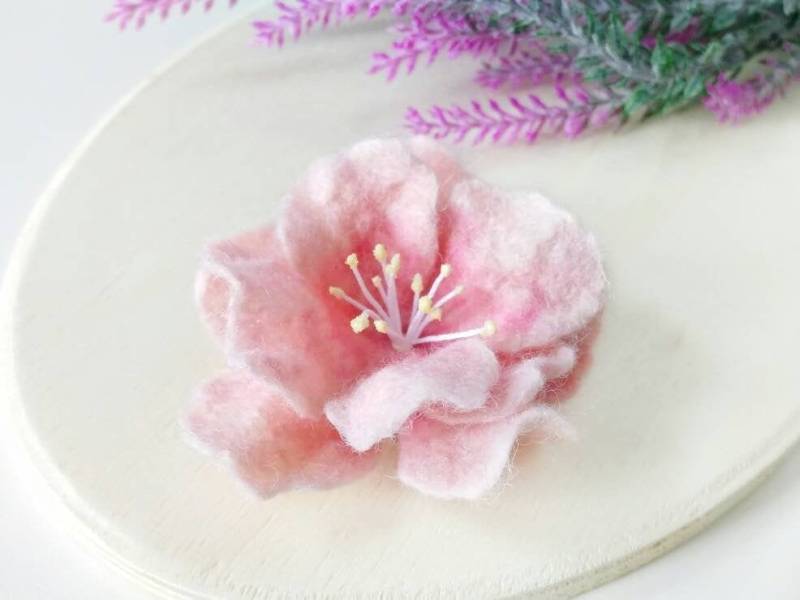 Gefilzte Brosche Rose Zartrosa Filzbrosche Filzblumen Wollstoff Ansteckmohn Mohnblumen Schalschmuck von WoolDreamland