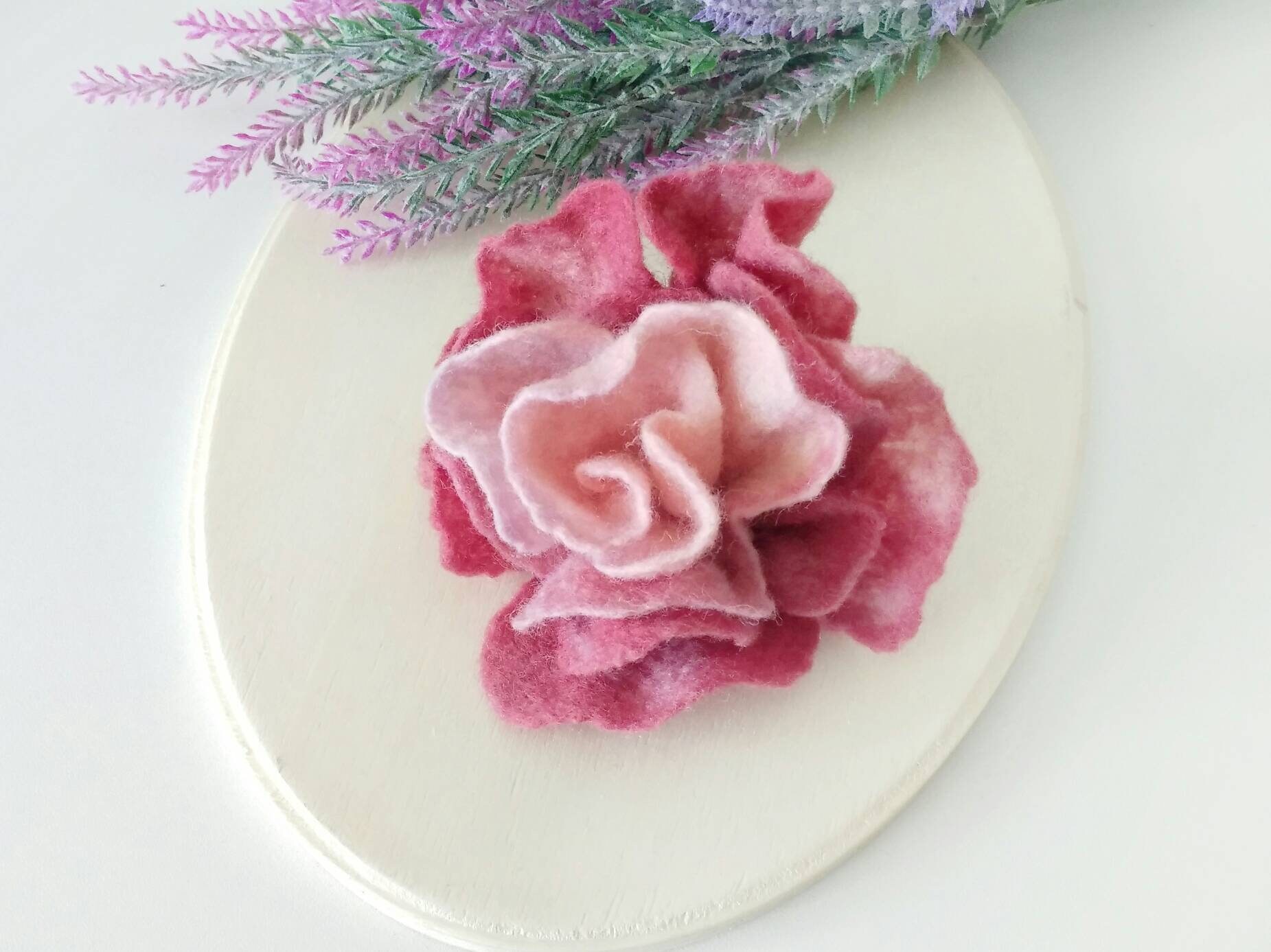 stoffblume Brosche Wollfilz Anstecknadel Weinrot Filzblumen Gefilzte Rose Pink Schal Schmuck von WoolDreamland