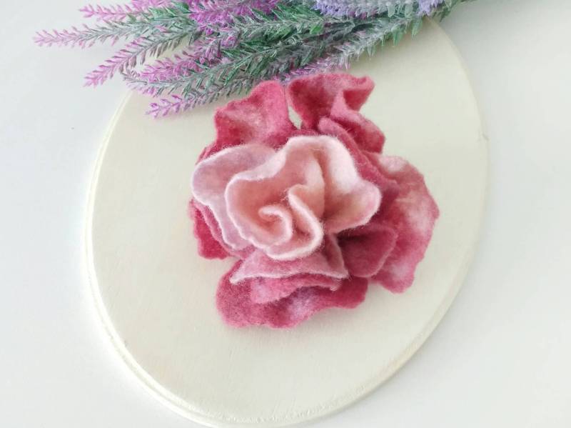stoffblume Brosche Wollfilz Anstecknadel Weinrot Filzblumen Gefilzte Rose Pink Schal Schmuck von WoolDreamland