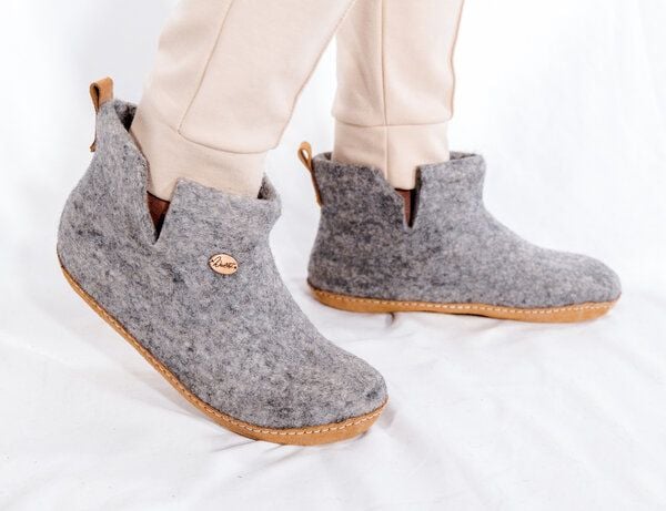 WoolFit Barfuß-Hüttenschuhe "Yeti" - kuschlig warme Filz-Boots aus 100% Wolle mit selbstformendem Fußbett von WoolFit