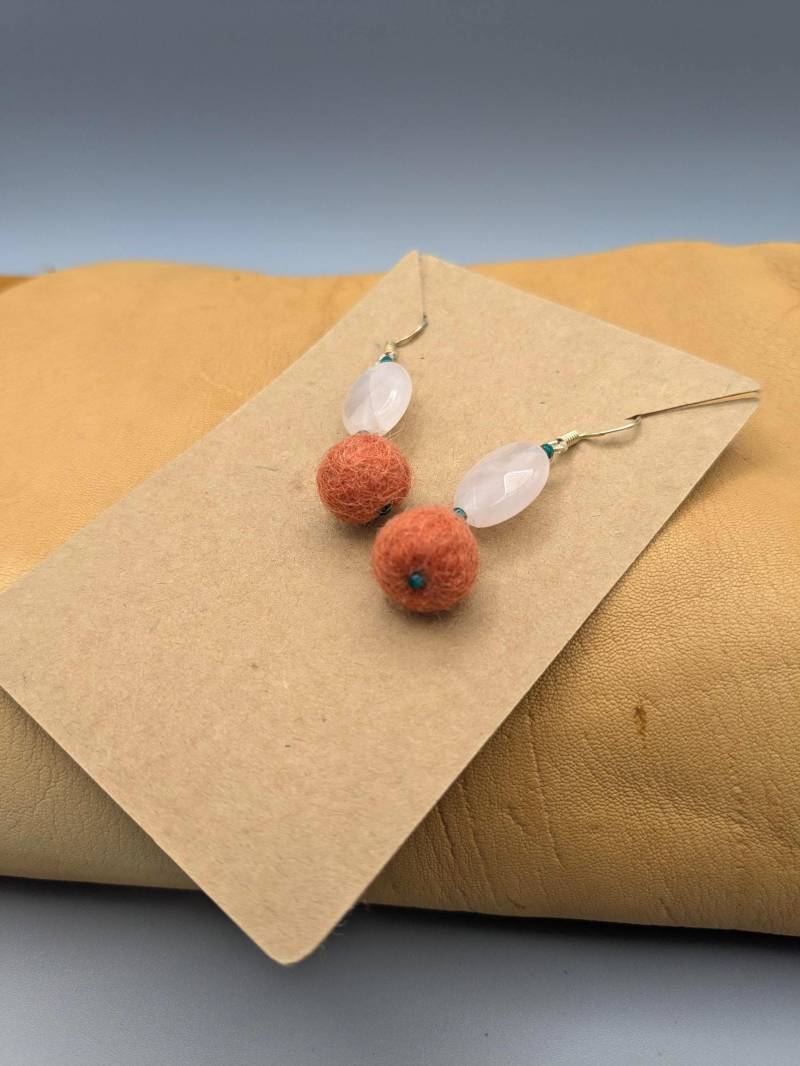 Ohrringe Mit Filzbällchen Rosenquarz, Öko-Geschenk, Wolle Gefilzt, Woll Schmuck von WoolMoonFelt