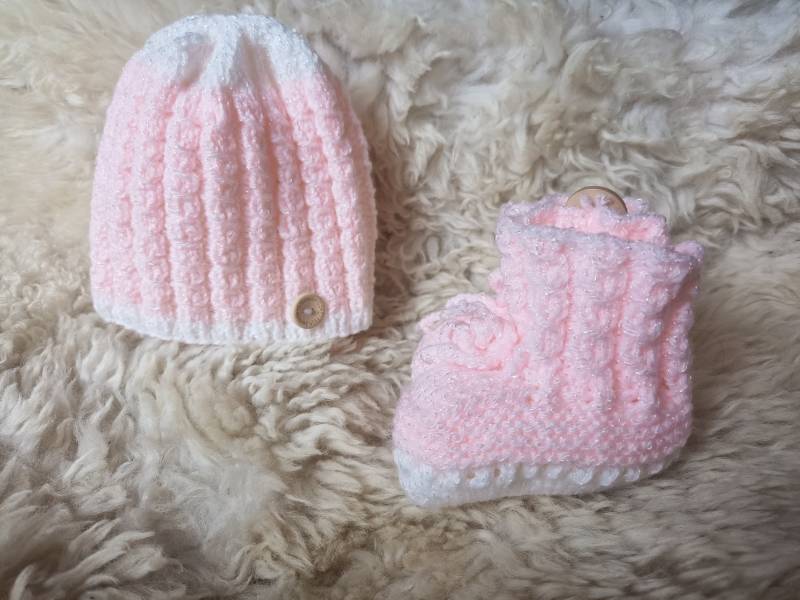 Baby Geschenk Set Mütze Und Schühchen Rosa/Perlmutt von WoolTangBaby