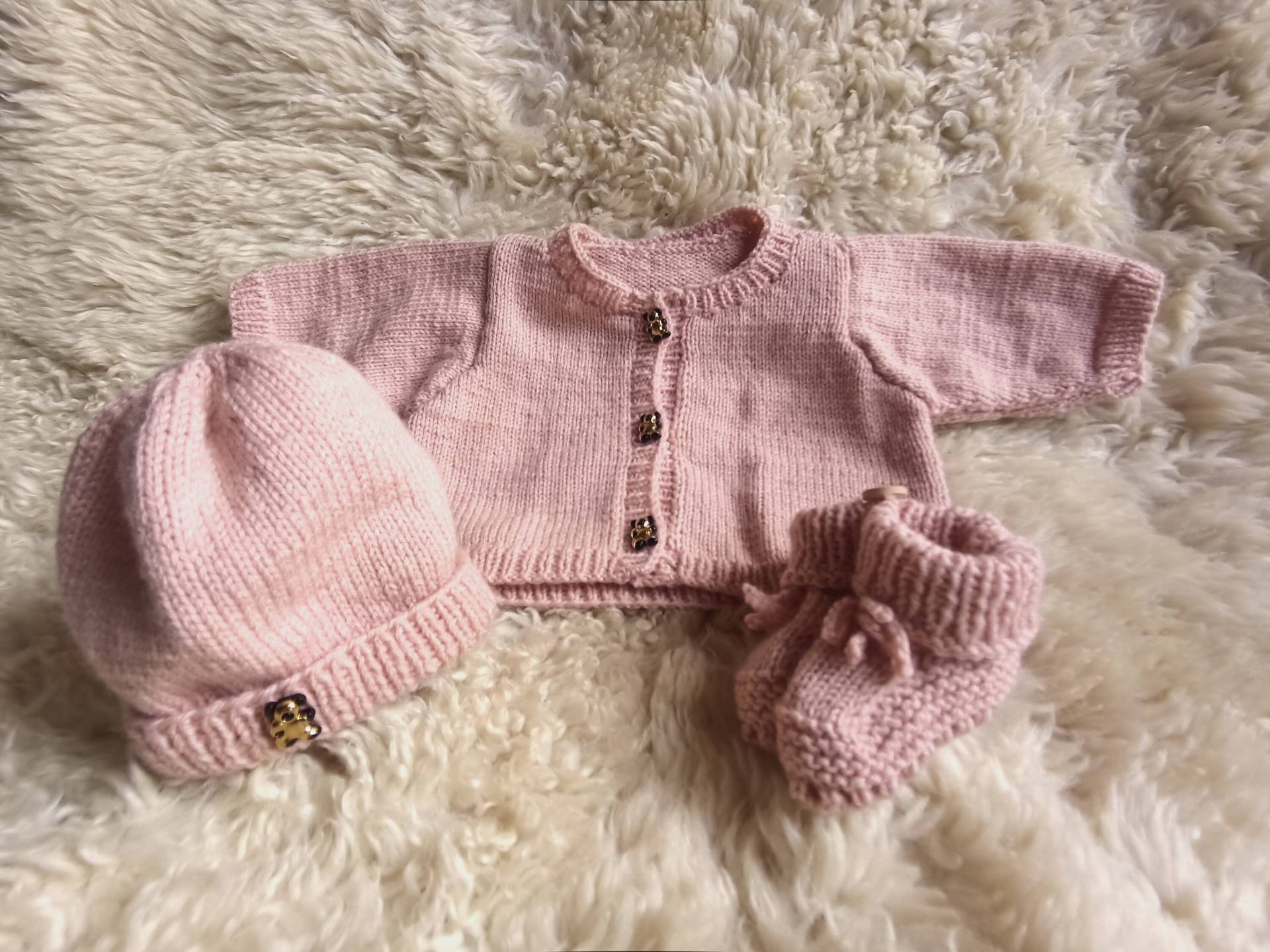 strickjacke Set Mit Mütze Und Schuhe - Rosa Goldenen Teddy Bär Knöpfen von WoolTangBaby