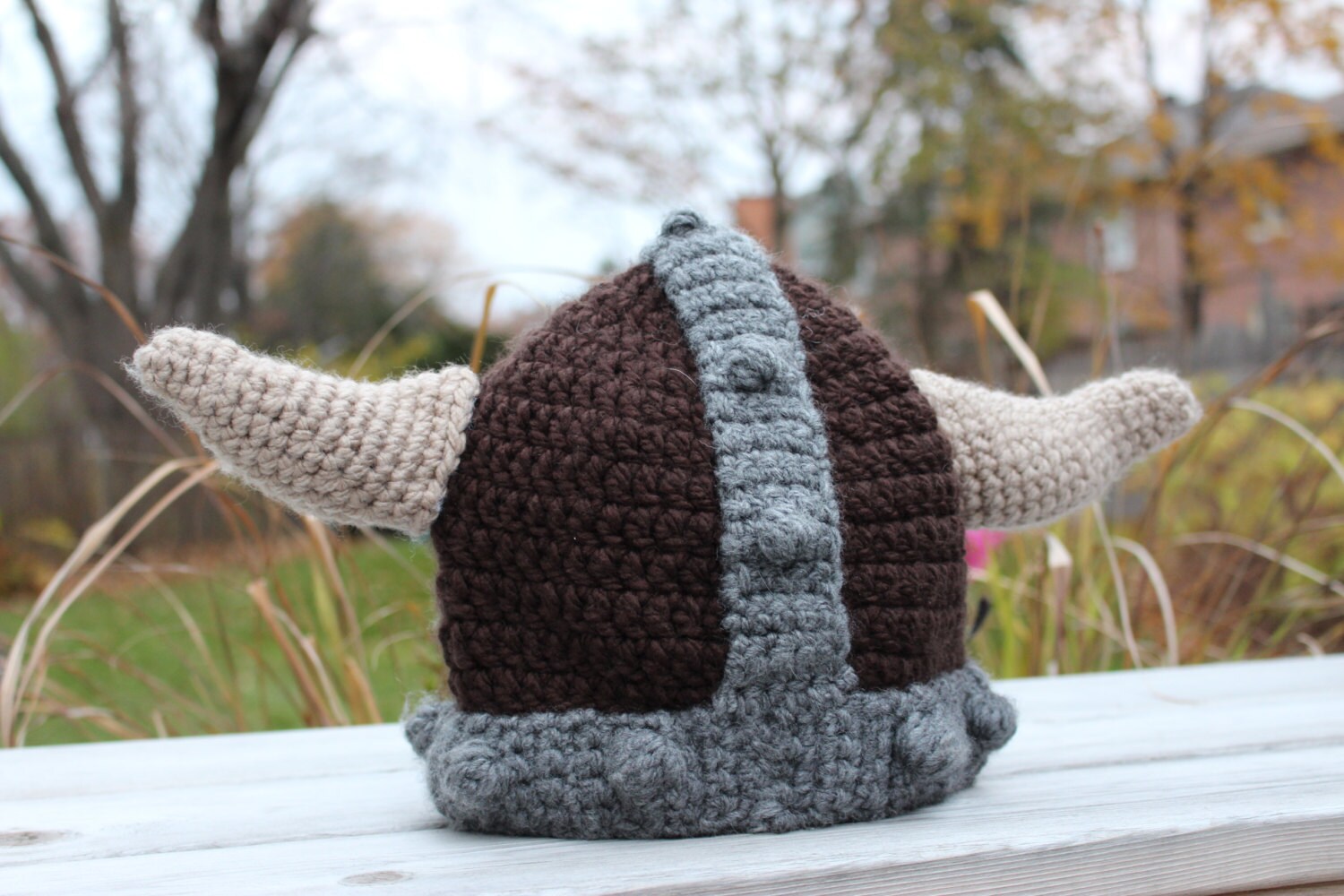 Handgemachte Häkeln Mens Viking Helm Haube. Dunkelbraun, Grau Und Hellbraun Handgemachte Häkeln Mens Viking Helm Haube. Dunkelbraun, Grau Und Hellbraun von WoolandSparkle