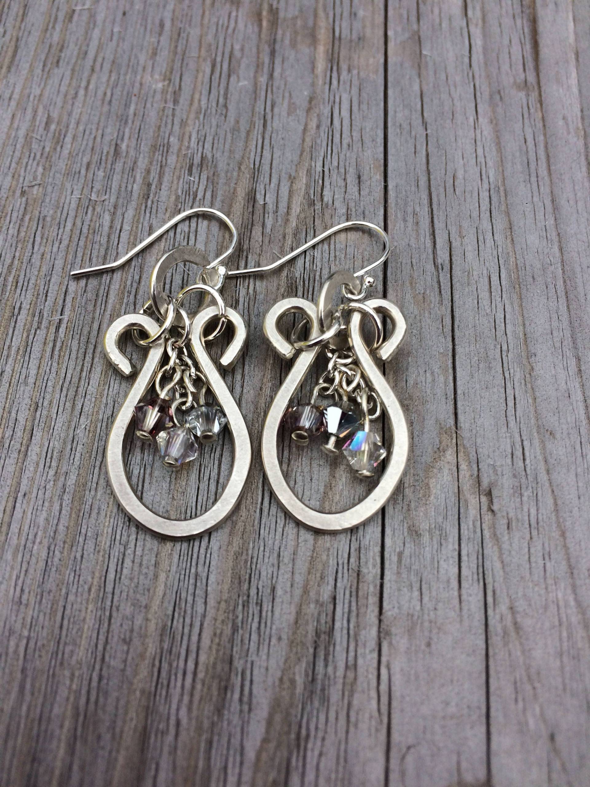 Handgemachte Unikat Gehämmert Sterling Silber Und Swarovski Kristall Ohrringe Handgemachte Unikat Gehämmert Sterling Silber Und Swarovski Kristall Ohrringe von WoolandSparkle
