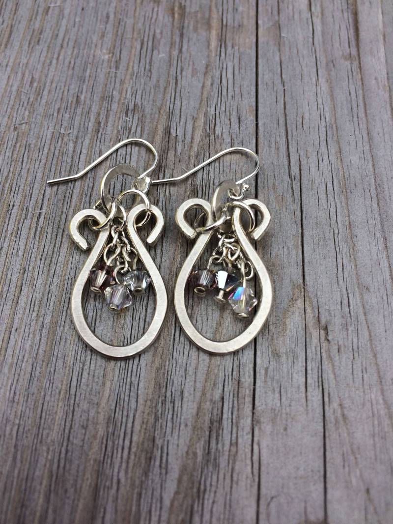 Handgemachte Unikat Gehämmert Sterling Silber Und Swarovski Kristall Ohrringe Handgemachte Unikat Gehämmert Sterling Silber Und Swarovski Kristall Ohrringe von WoolandSparkle