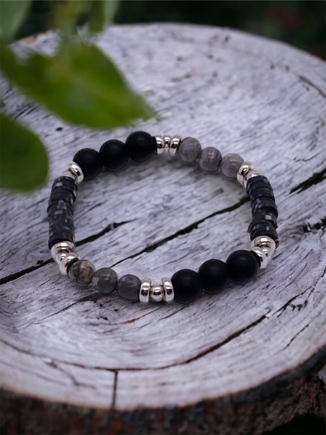 Schwarz Und Silber Perlen Armband von WoolandpepperCo