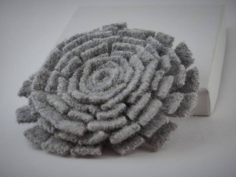 Graue Filz Und Wolle Blume, Anstecknadel 8, 5 cm Breit Graue Filz Und Wolle Blume, Anstecknadel 8, 5 cm Breit von WoolenBlooms