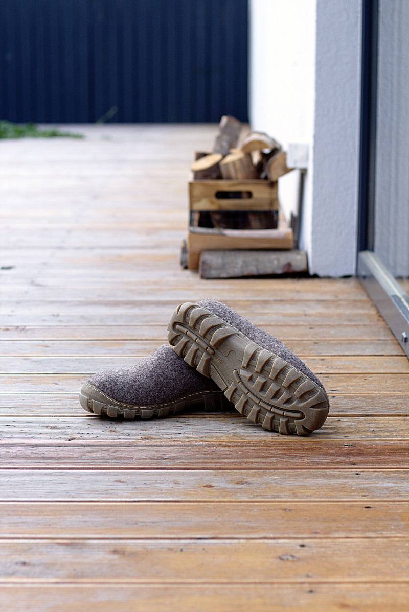 Hellbraune Handgemachte Männer Frauen Schuhe Aus Grausamer Bio Wolle von WoolenClogs