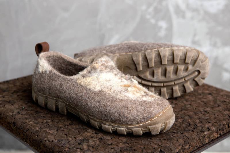 Wilde Handgemachte Männer Frauen Schuhe Aus Grausamer Bio Wolle von WoolenClogs