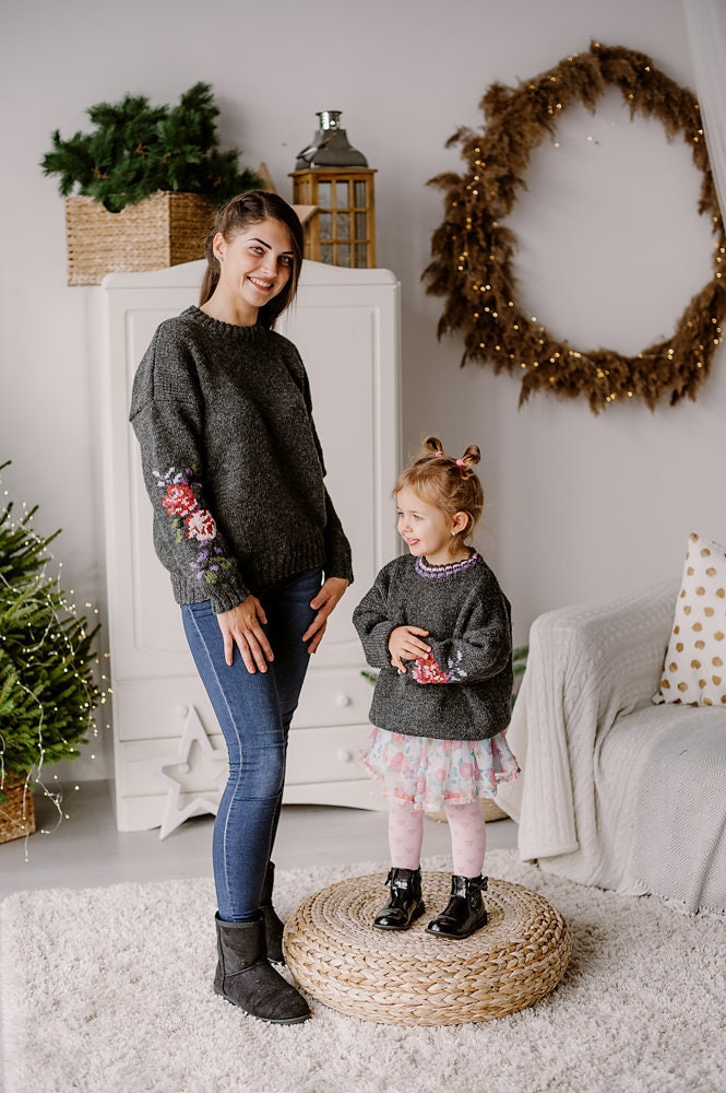 Wolle Mama Und Tochter Passende Pullover Kleidung Set Floral Handgestrickt Outfits Kleinkind Mädchen von WoolenWoolShop