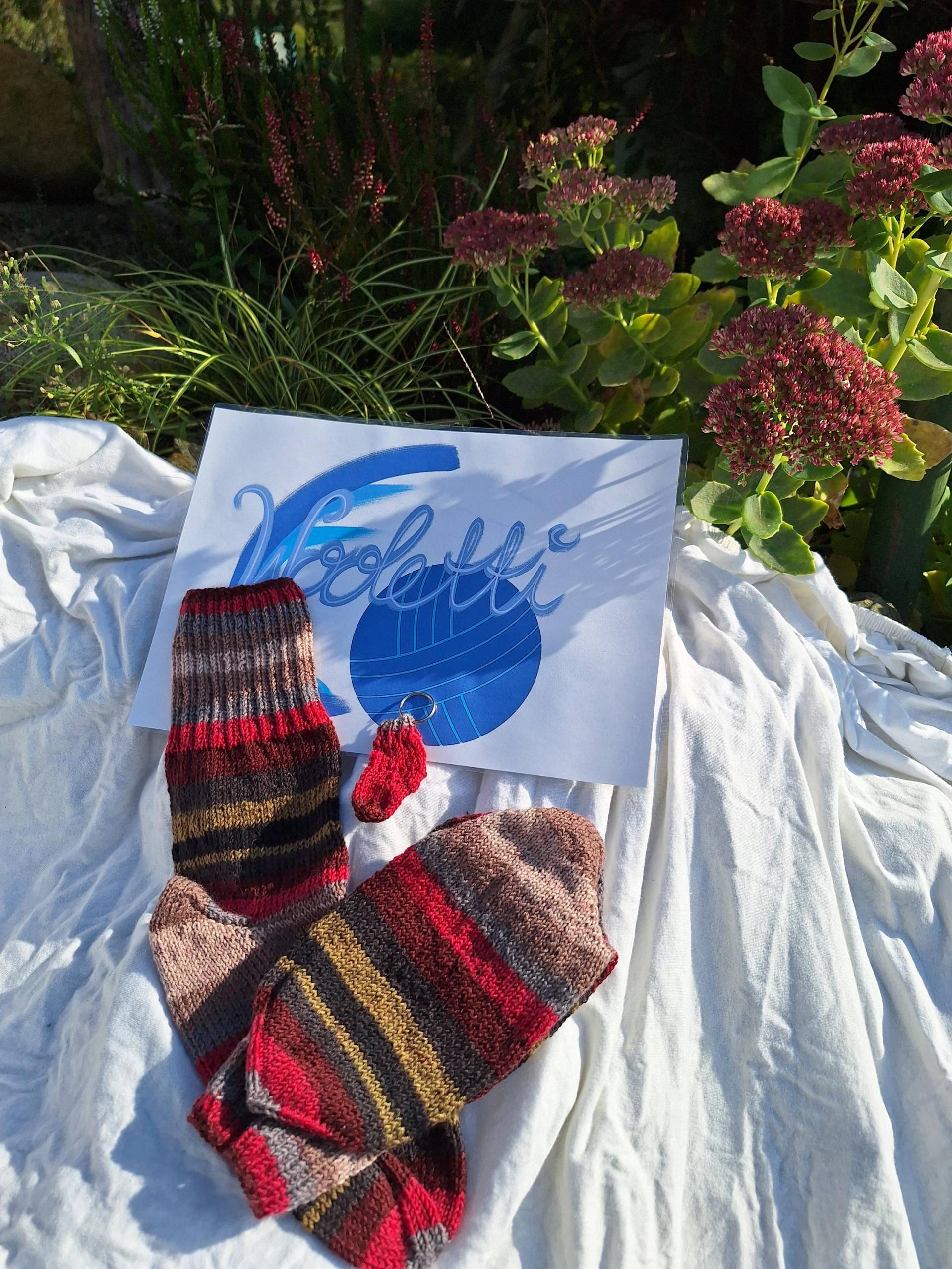Socken, Selbst Gestrickt, Größe 40, Rot, Rosa, Braun, Kleiner Schlüsselanhänger Als Geschenk Dazu Socken, Selbst Gestrickt, Größe 40, Rot, Rosa, Braun, Kleiner Schlüsselanhänger Als Geschenk Dazu von Wooletti