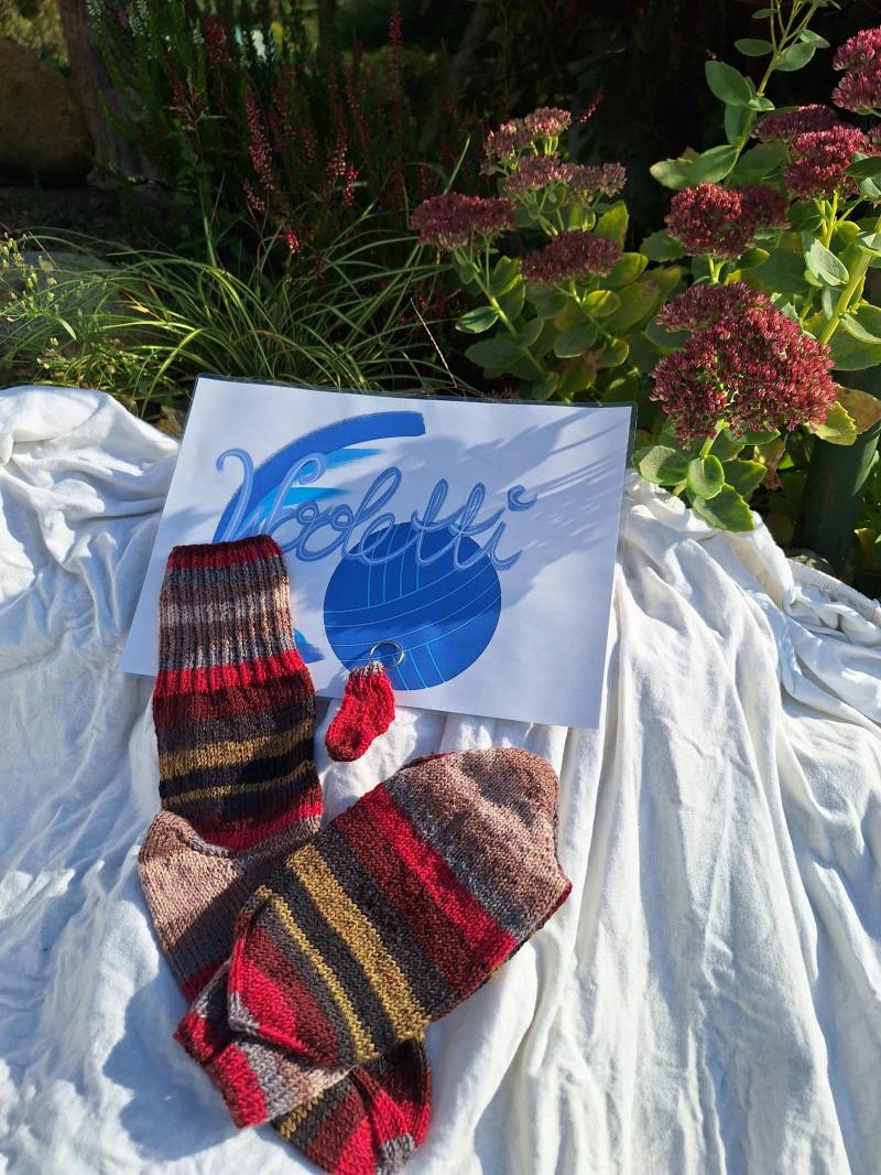 Socken, Selbst Gestrickt, Größe 40, Rot, Rosa, Braun, Kleiner Schlüsselanhänger Als Geschenk Dazu Socken, Selbst Gestrickt, Größe 40, Rot, Rosa, Braun, Kleiner Schlüsselanhänger Als Geschenk Dazu von Wooletti